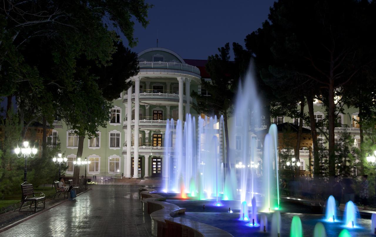Bahoriston Hotel Guliston Kültér fotó